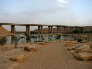 Lake_at_Wadi_Hanifah_(5218227168)